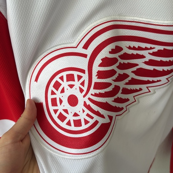 Detroit Red Wings Jersey size Large, lightly used! - Picture 4 of 5